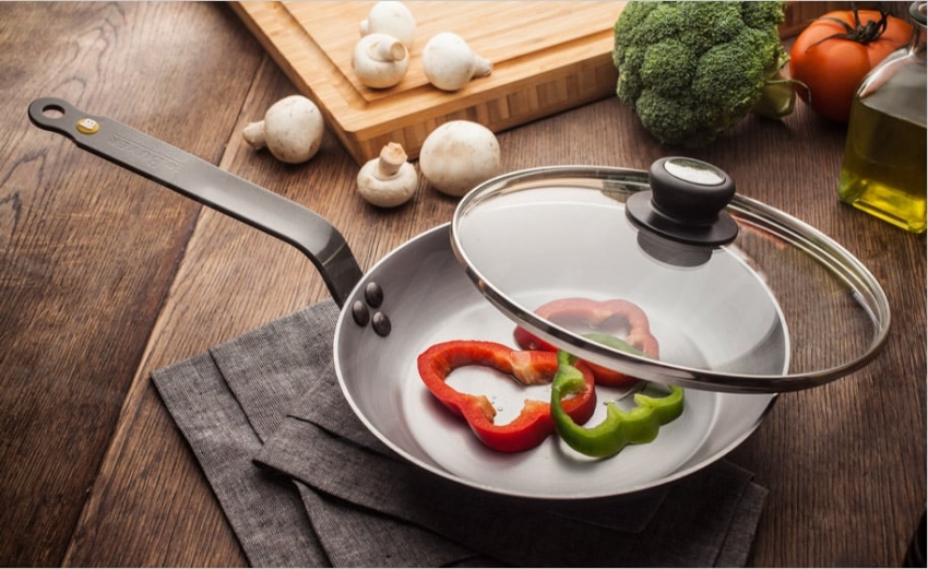 Sartenes de hierro, titanio o acero, ¿cuál de estas opciones elegir?